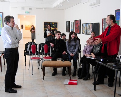 Артур Клозе (слева) и Григорий Новиков на молодёжной выставке обсуждают проблемы современного искусства Сделать шаг без разрешения