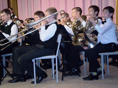 В городском дворце играет…