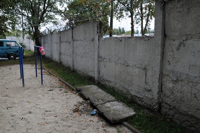 Вторник, 17 июля. Огромная плита из забора войсковой части рухнула на детскую площадку Заборная тайна