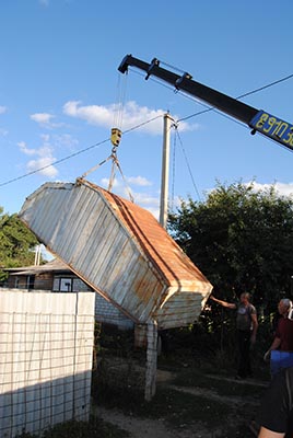 Автокраном убрали гараж со спорной территории 00055.jpg