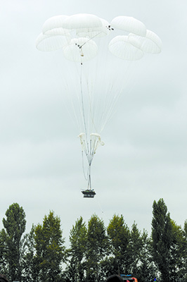 Боевая машина десанта спускается с неба на поле боя img_8329.jpg
