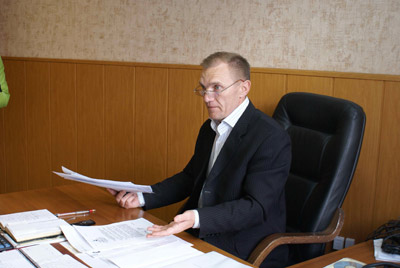 Пилят сосны, строят дом