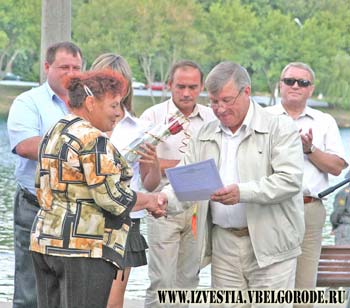 А белый лебедь на пруду...