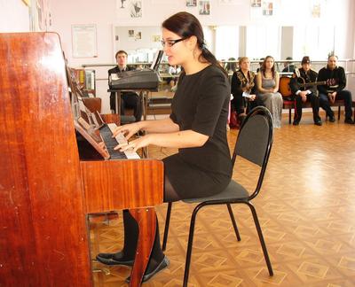 Словно белый цветок над рекой