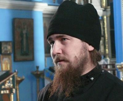 Начал много  разговаривать с людьми