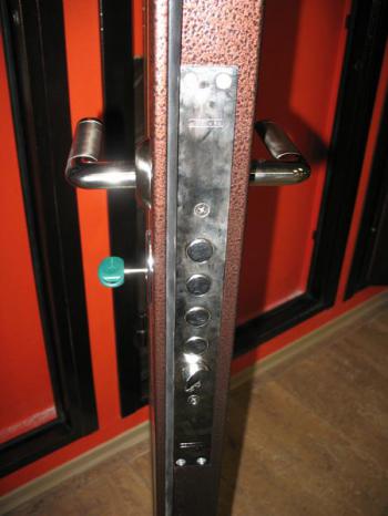 Ремонт двери. Фото с сайта dnremont.ru